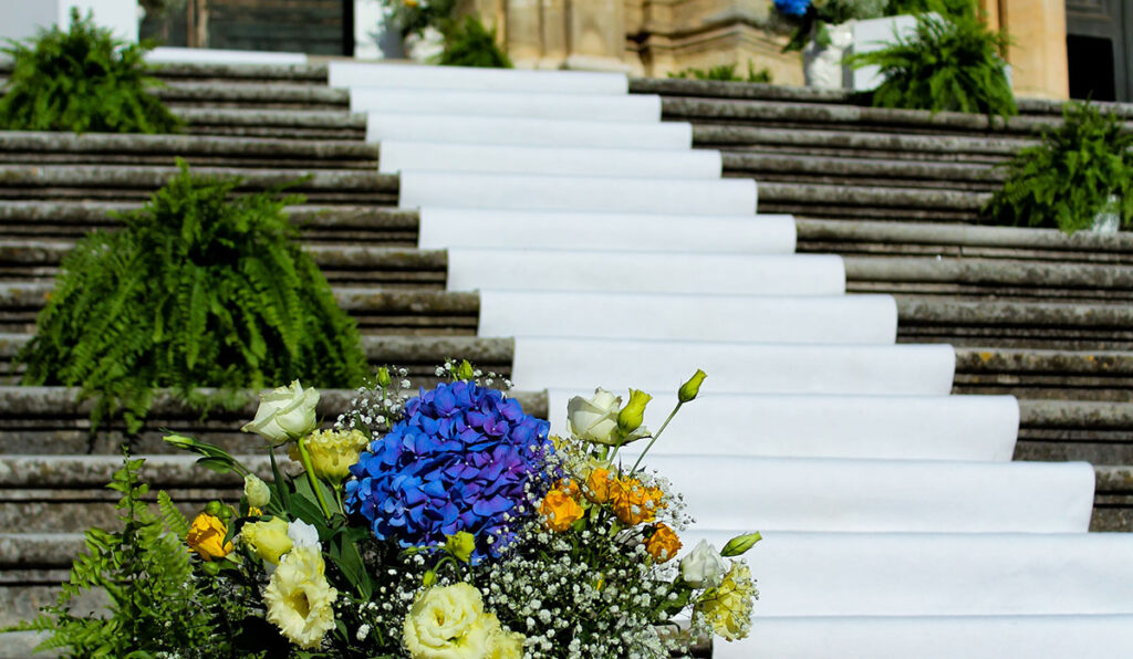 White wedding aisle 1024x596